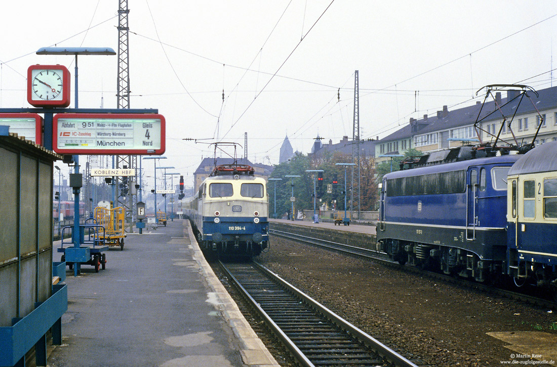110 394 ozeanblau/beige mit Intercity und 110 271 in blau in Koblenz Hbf