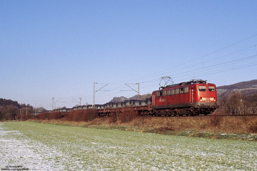 Ebenfalls zwischen Brohl und Namedy entstand die Aufnahme der 150 097, die mit dem Gag 62351 aus Oberhausen West ihr Ziel Andernach fast erreicht hat. 3.1.2002
Die Lok wurde am 15.August 2003 ausgemustert und vier Monate später verschrottet.
