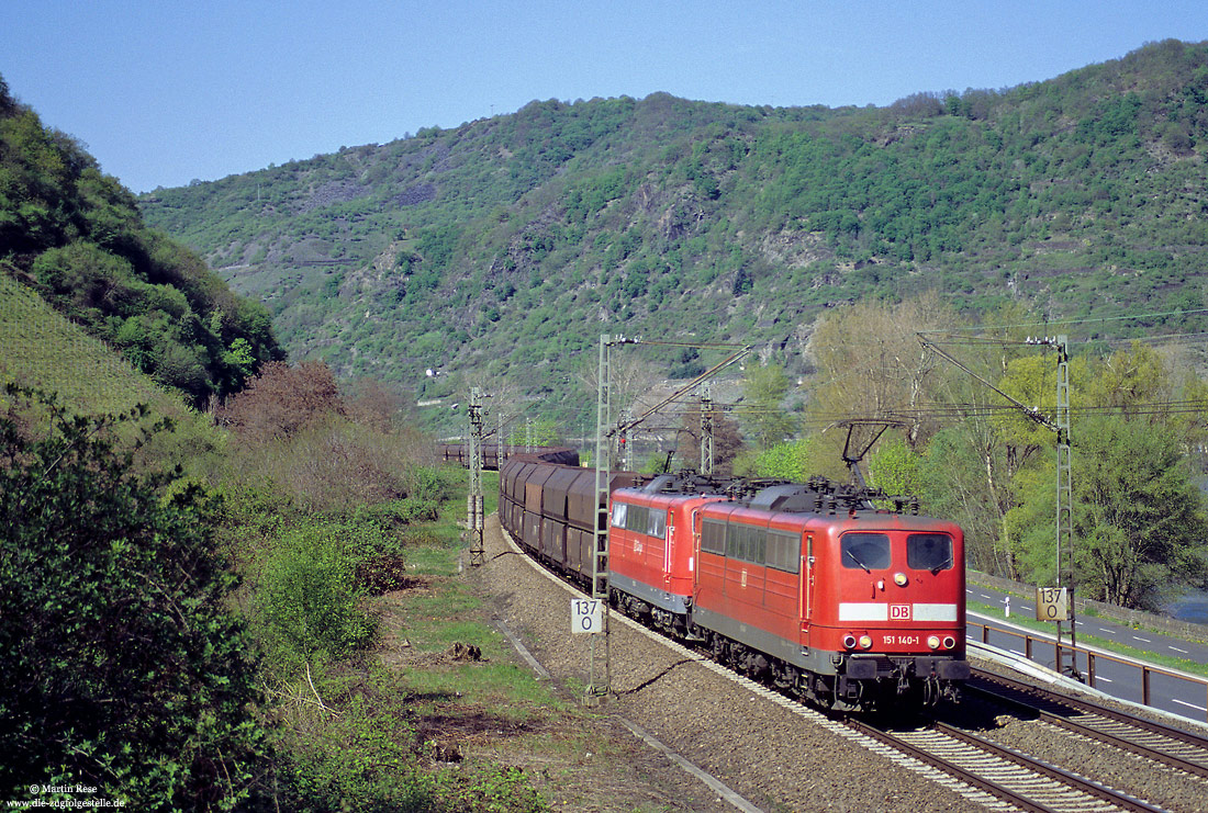 Mit vereinten Kräften schlängeln sich die 151 140 und 152 mit einem Kohlezug bei Bacharach durch das Rheintal. 21.4.2005