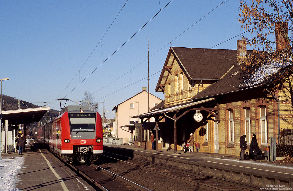 Bis Dezember 2008 wurden zwischen Köln und Koblenz Triebwagen der Baureihe 425 im Nahverkehr eingesetzt. Kurze Zeit wurden diese Züge durch die 