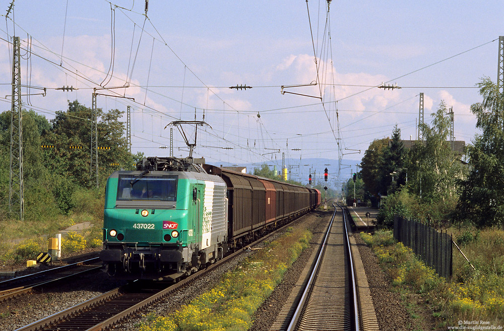 Die Baureihe 37000 der SNCF ist inzwischen auch ein regelmäßiger Gast auf der linken Rheinstrecke. Im Bahnhof Urmitz kam mir am 27.9.2006 die 437022 mit einem Güterzug nach Köln Eifeltor entgegen.