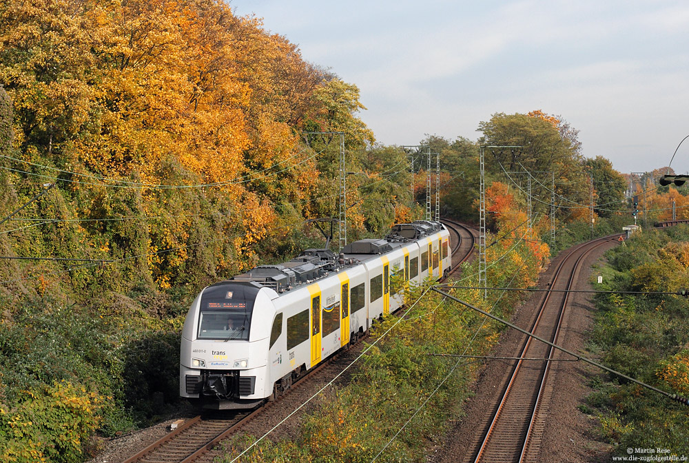 Seit Fahrplanwechsel am 14.12.2008 findet man im Rheintal auch „Private“ im planmäßigen Reisezugverkehr. Seither bedient die Transregio die RB-Linien 25 (Köln Deutz – Koblenz) und RB32 (Koblenz – Mainz) mit Triebwagen vom Typ Desiro ML. Am 2.11.2010 habe ich den 460 011, als TR87523 (Köln Deutz - Koblenz) nahe Köln West fotografiert.