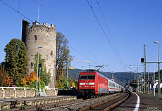 Mit dem EC108 (Brig – Hamburg Altona) durchfährt die 101 112 den Bahnhof Boppard. 30.9.2002