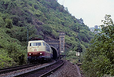 Anfang der 90er Jahre war die Baureihe 103 im Rheintal noch nicht wegzudenken. Mit einem InterCity verlässt die Frankfurter 103 143 den Banktunnel. 23.8.1990.