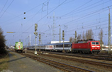 Im Sommerfahrplan 2006 verkehrte der EN348 aus Warschau anstatt nach Brüssel bis Frankfurt/Main Hbf. Der Zug fuhr allerdings nicht über Mainz Hbf, sondern verließ in Mainz Mombach die linke Rheinstrecke. Er überquerte den Rhein auf der Kaiserbrücke, um dann über Frankfurt Höchst die Mainmetropole zu erreichen. Das Foto zeigt den EN348, bespannt mit der 120 101 auf den Güterzuggleisen in Mainz Mombach. 15.3.2006.