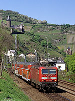 Für einige Jahre war auch die Baureihe 143 im Rheintal zu Hause. Mit der RB12767 (Koblenz – Mainz) verlässt die 143 856 vom Bw Trier den Bahnhof Bacharach. 21.4.2005