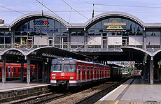 Obwohl am 28.7.2005 auf vielen S-Bahnstrecken rund um Frankfurt bereits die Baureihe 423 dominierte, war die S8 (Wiesbaden - Offenbach Ost) noch in fester Hand der Baureihe 420. 420 796 in Mainz Hbf, 28.7.2005.