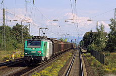 Die Baureihe 37000 der SNCF ist inzwischen auch ein regelmäßiger Gast auf der linken Rheinstrecke. Im Bahnhof Urmitz kam mir am 27.9.2006 die 437022 mit einem Güterzug nach Köln Eifeltor entgegen.
