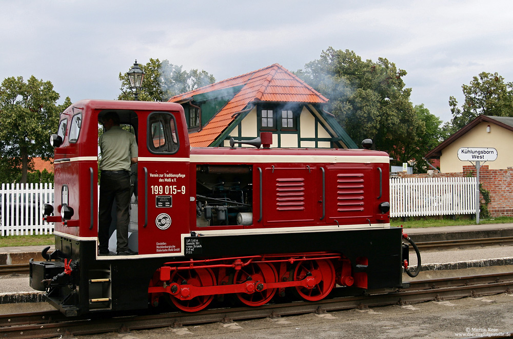 199 015 vom Typ V10C des Vereins zur Traditionspflege des Molli im Bahnhof Kühlungsborn West