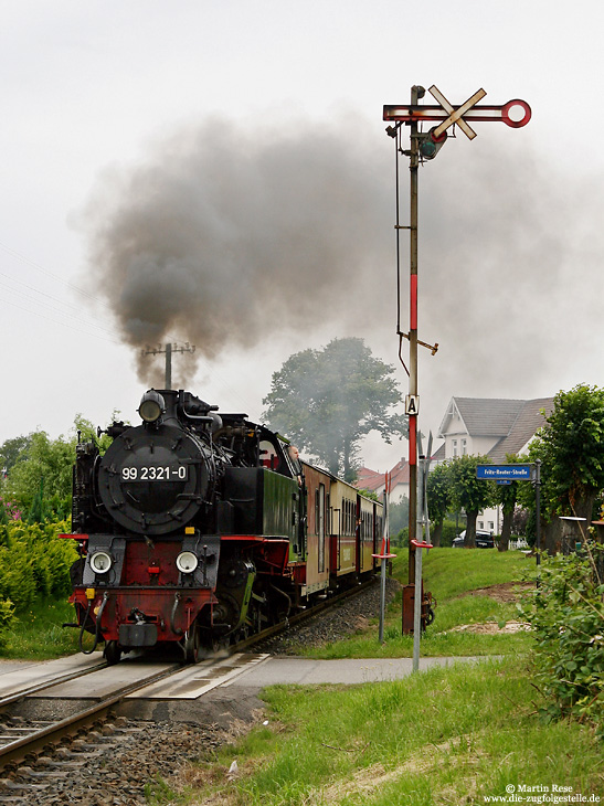 99 2321 bei Kühlungsborn West mit durchgekreuzten Formsignal