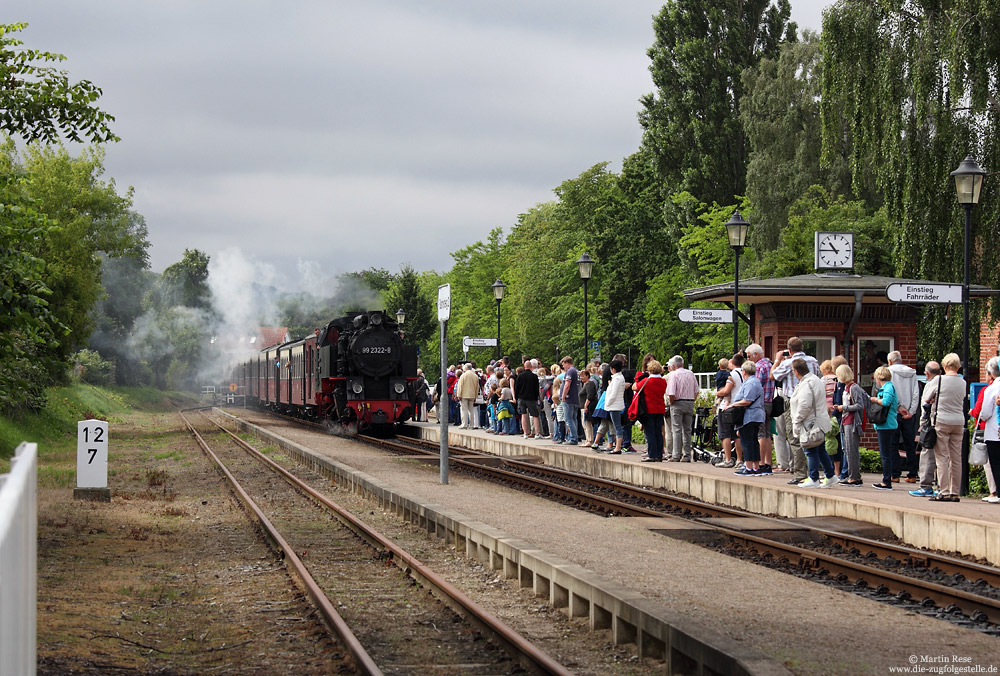 99 2322 im Bahnhof Kühlungsborn Ost mit vielen Fahrgästen