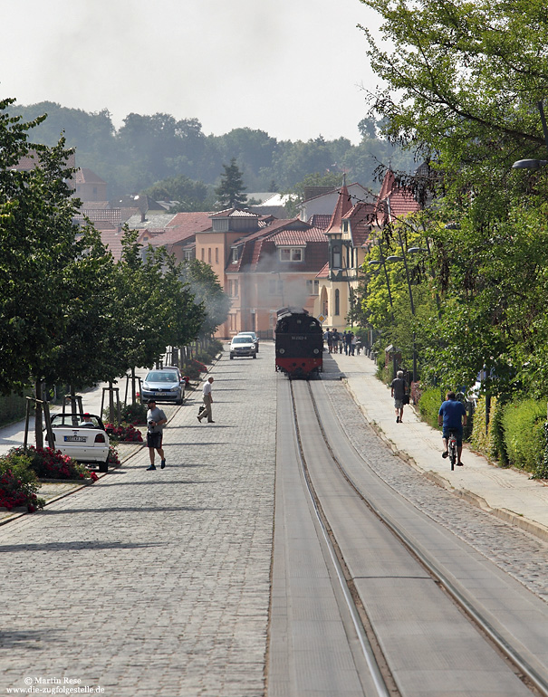 99 2322 an der Ortsdurchfahrt in Bad Doberan am Haltepunkt Bad Doberan Goethestraße