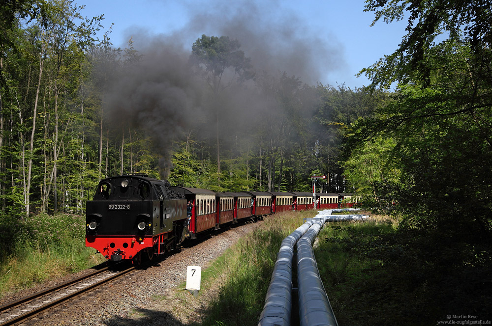 99 2322 im Wald bei Heiligendamm mit Fernwärmeleitungen