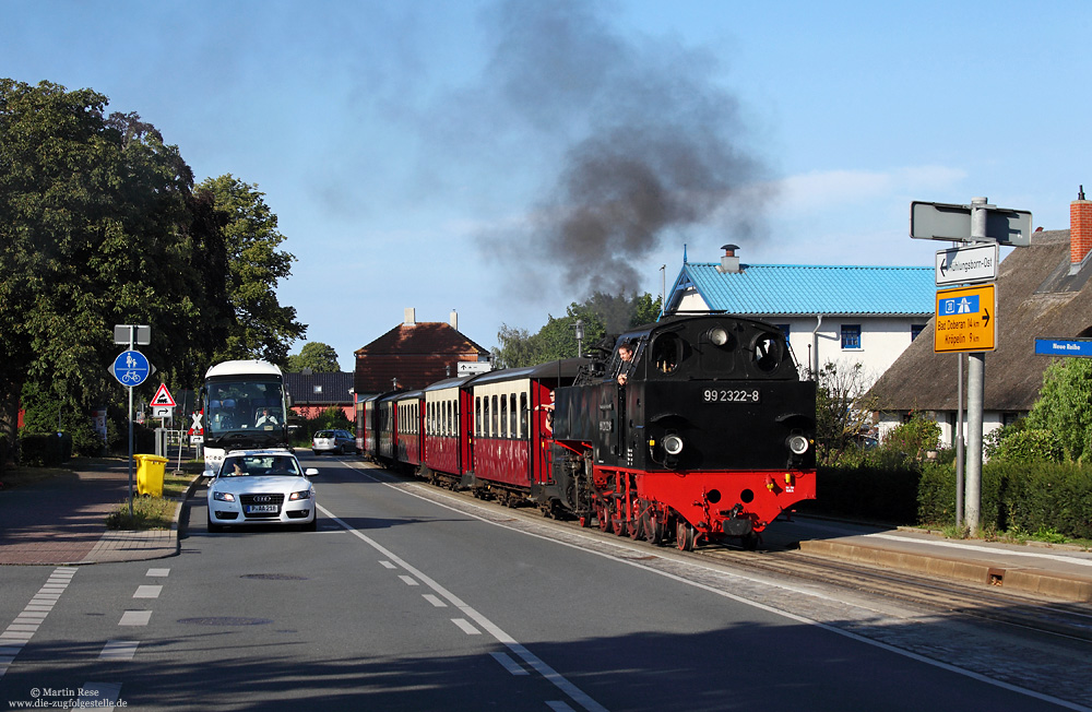 99 2322 am Haltepunkt Kühlungsborn Mitte mit Straßenverkehr