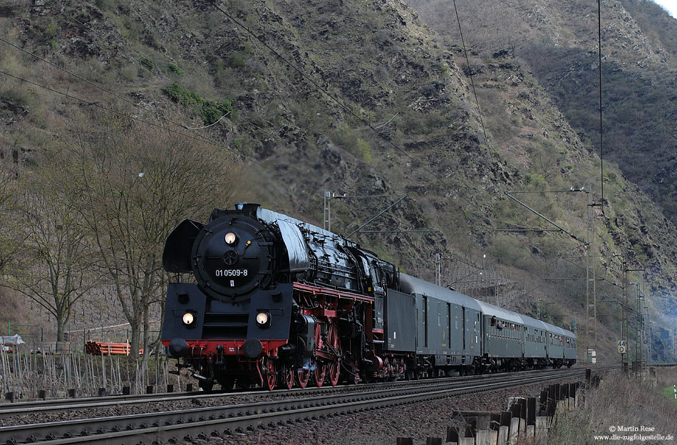 Plandampf an der Moselstrecke: 01 0509 mit Sonderzug bei Klotten