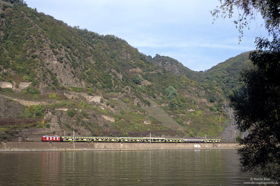 entlang der Moselstrecke: Sonderzug nach Hetzerath mit Lok 10019 bei Moselkern