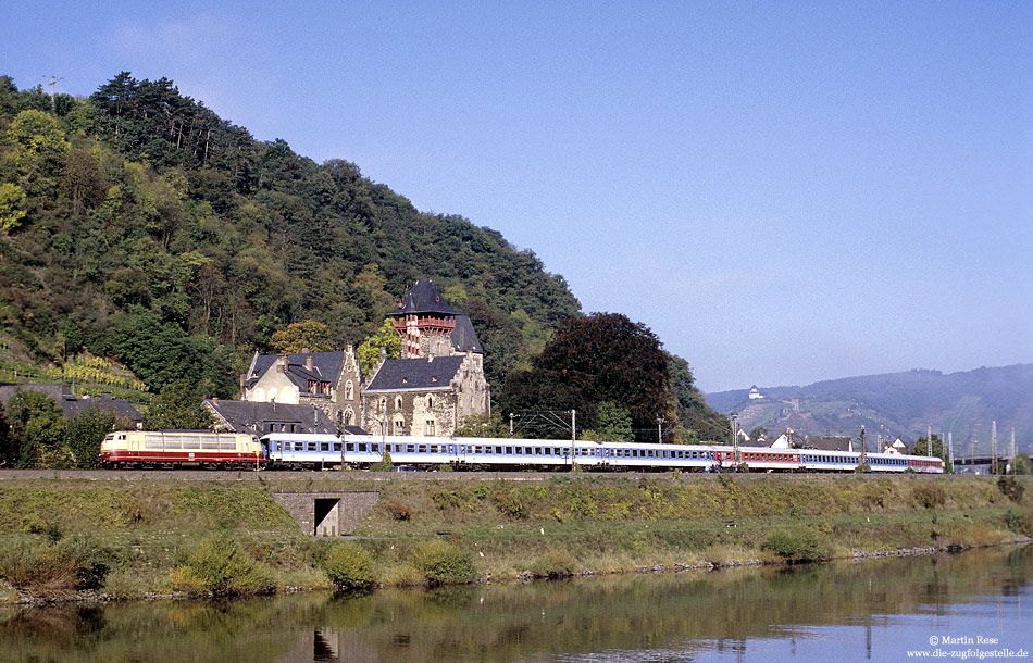 entlang der Moselstrecke: 103 132 mit Säuferzug D2727 bei Kobern Gondorf