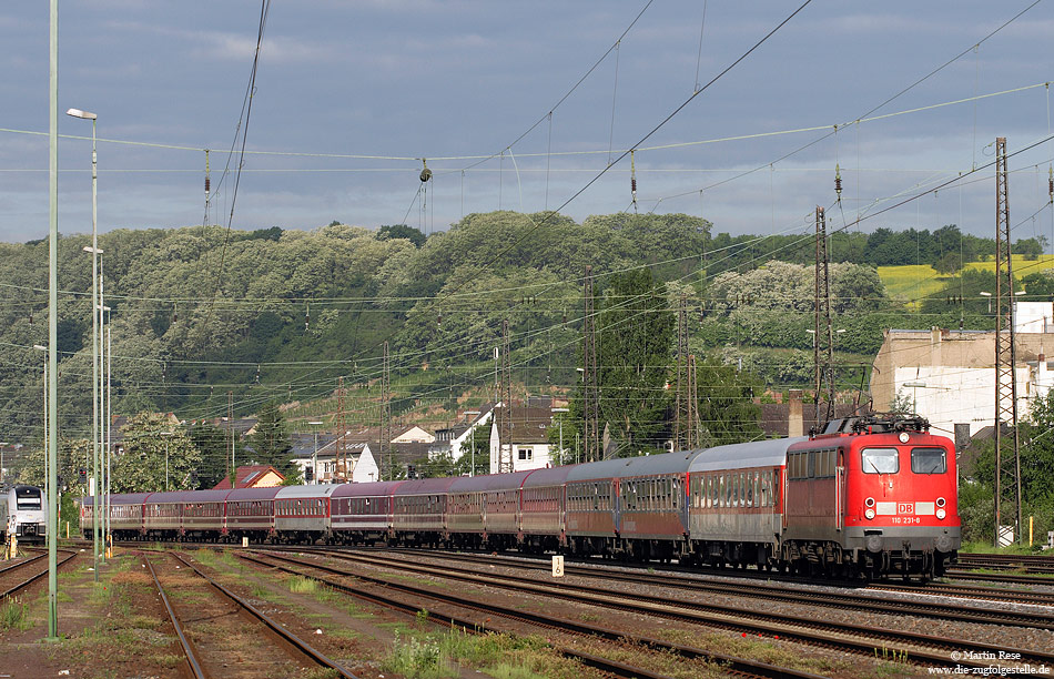 110 231 mit einem aus 14 Wagen gebildeten Pilgersonderzug in Koblenz Mosel