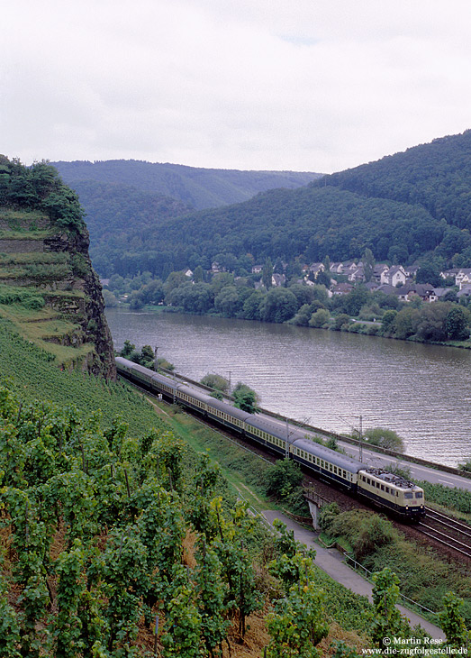 entlang der Moselstrecke: 110 243 mit D2721 Dortmund - Trier in Hatzenport