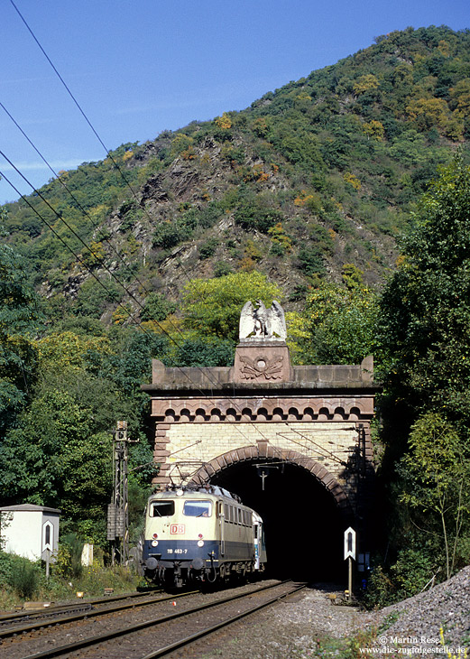 110 463 in oceanblau beige, mit RE22226 am westlichen Tunnelportal des Kaiser Willhelm Tunnels in Ediger Eller