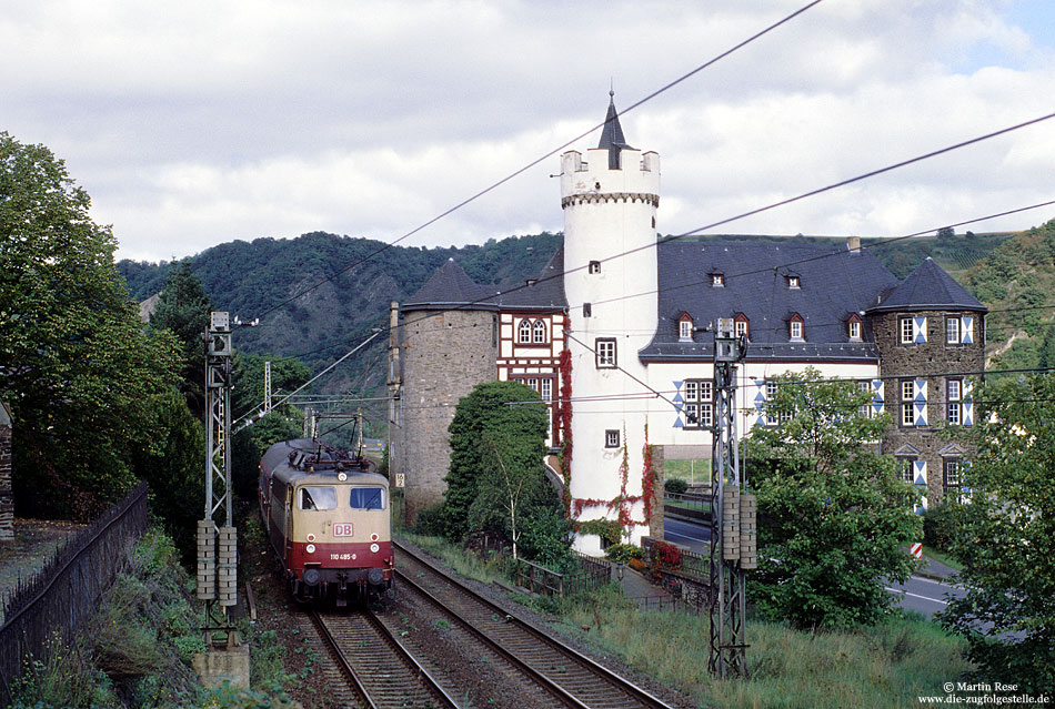 110 485, ehemals 112 485, mit RB22232 am Wasserschloss in Kobern Gondorf