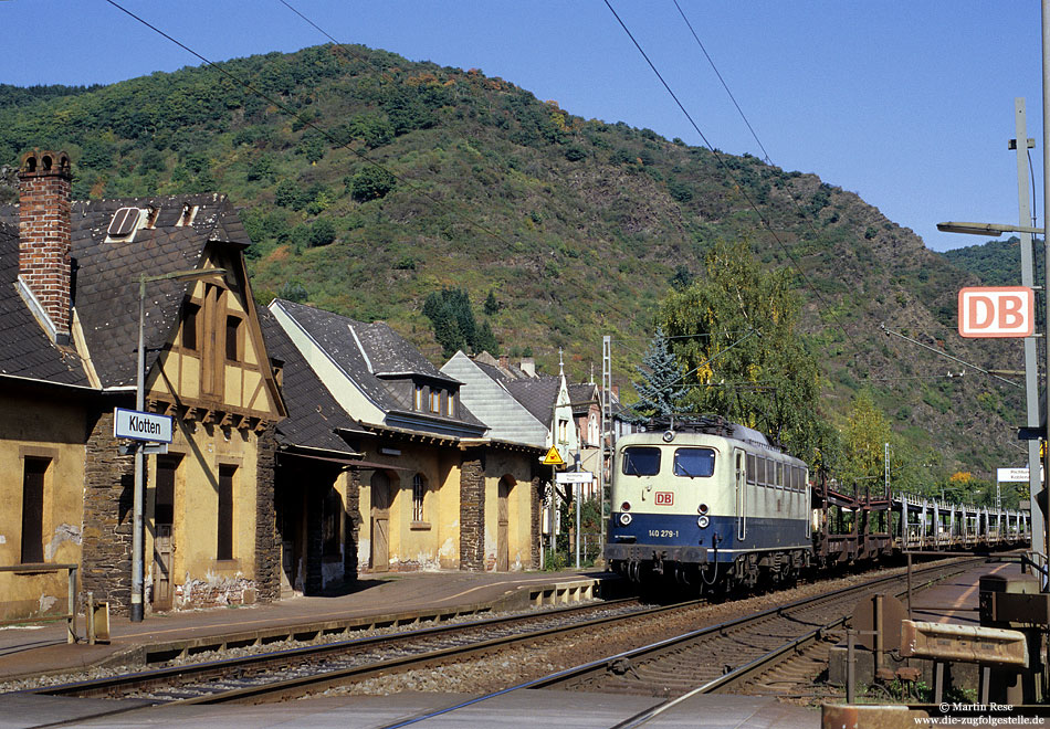 Mit einem leeren Autozug rollt die Hagener 140 279 durch Klotten in Richtung Ehrang