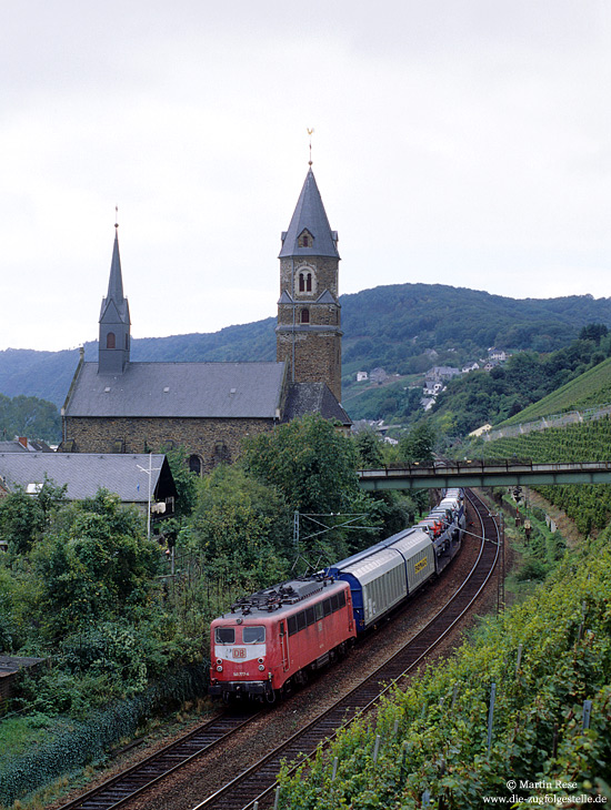 140 777 in orientrot auf der Moselstrecke in Hatzenport