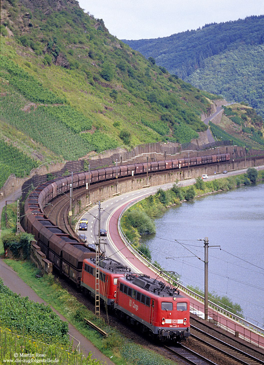 140-Doppeltraktion mit 140 806 mit Erzzug in der Kurve bei Cochem