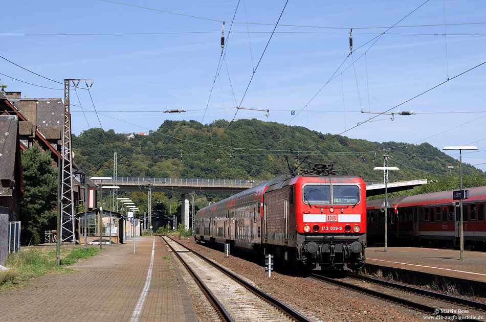 Ohne Halt passiert der mit der 143 009 bespannte RE12012 den Bahnhof Ehrang