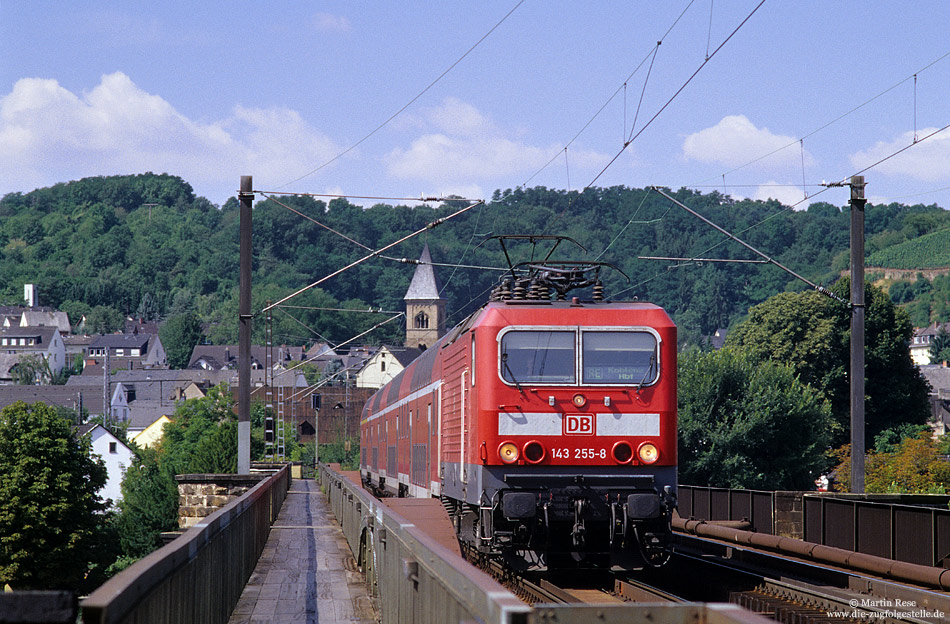 143 255 auf der Moselbrücke in Koblenz Güls