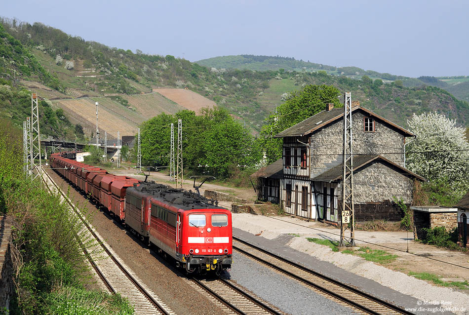 Erzzug mit 151 107 passiert das Empfangsgebäude im Bahnhof Hatenport