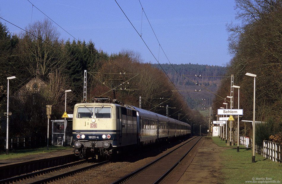 oceanblau beige 181 211 durchfährt mit dem IC336 den Haltepunkt Sehlem