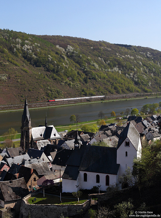 Sankt Aldegun an der Mosel mit IC137 auf der Moselstrecke im Hintergrund