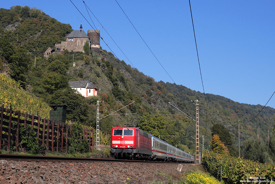 Unterhalb der Burg Bischofstein fährt die Mehrsystemlok 181 220 mit dem IC336 nach Luxemburg