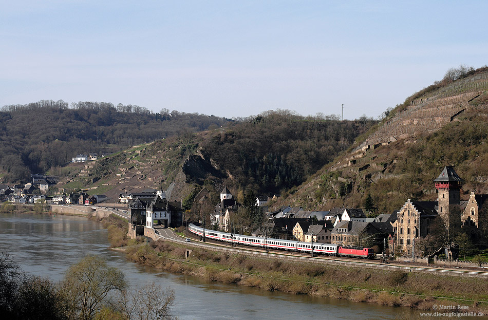 entlang der Moselstrecke: 181 222 mit IC333 am Wasserschloss von Kobern Gondorf