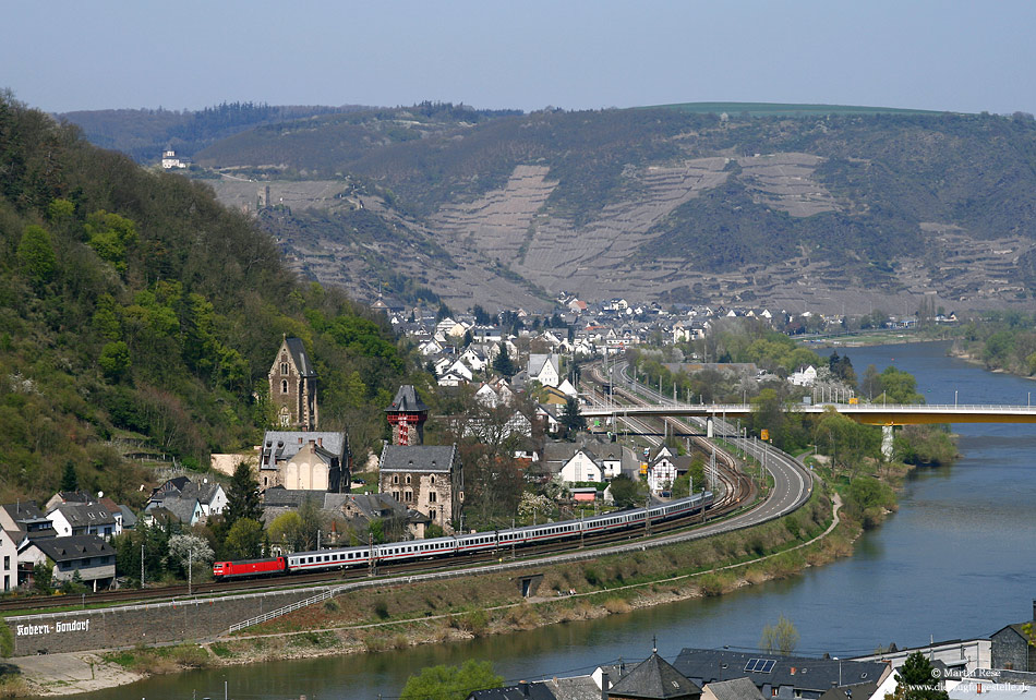 entlang der Moselstrecke: Baureihe 181 mit IC436 am Wasserschloss Kobern Gondorf