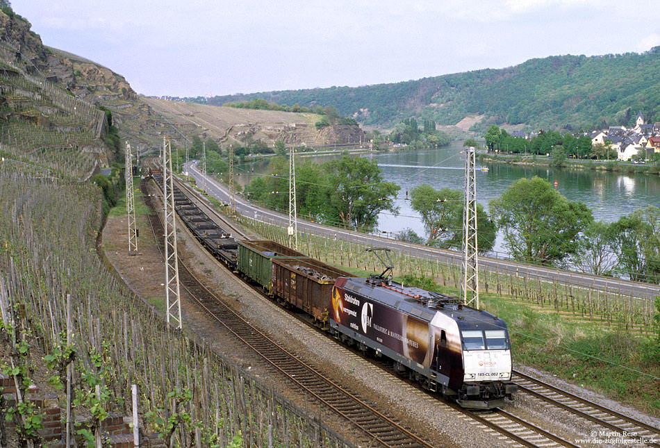 entlang der Moselstrecke: 185 CL002 mit dem DGS59826 Düsseldorf Rath – Bous bei Winningen 