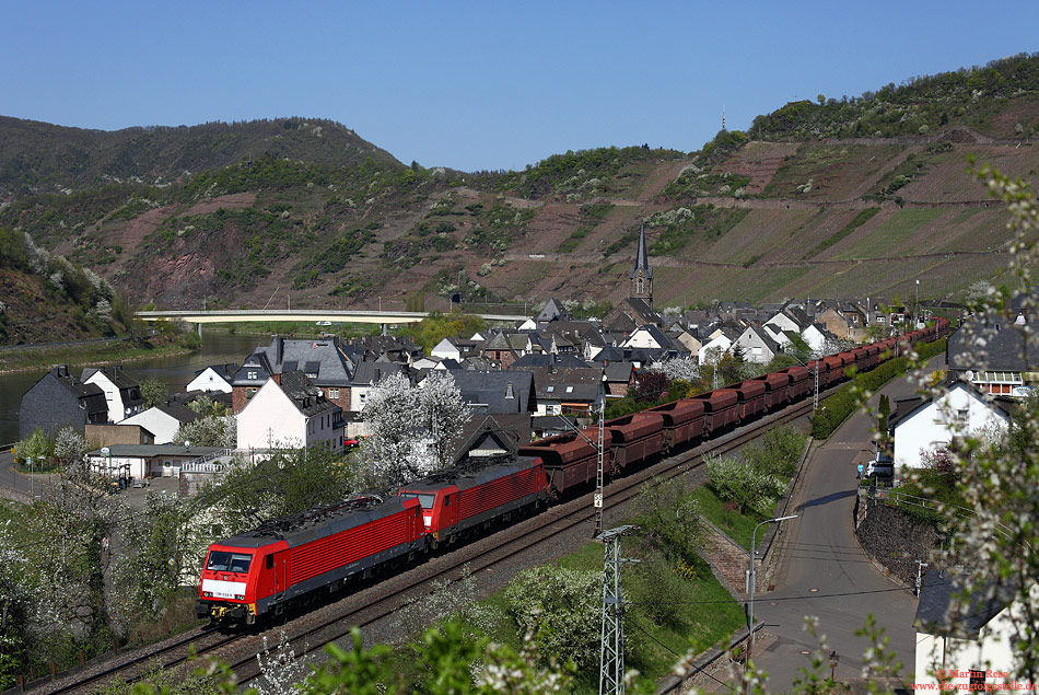 189 033 mit Erzzug in Neef auf der Moselstrecke