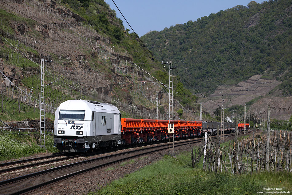 Abraumzug der Tunnelbaustelle des Kaiser Wilhelm Tunnels mit 2016 908 bei Lehmen