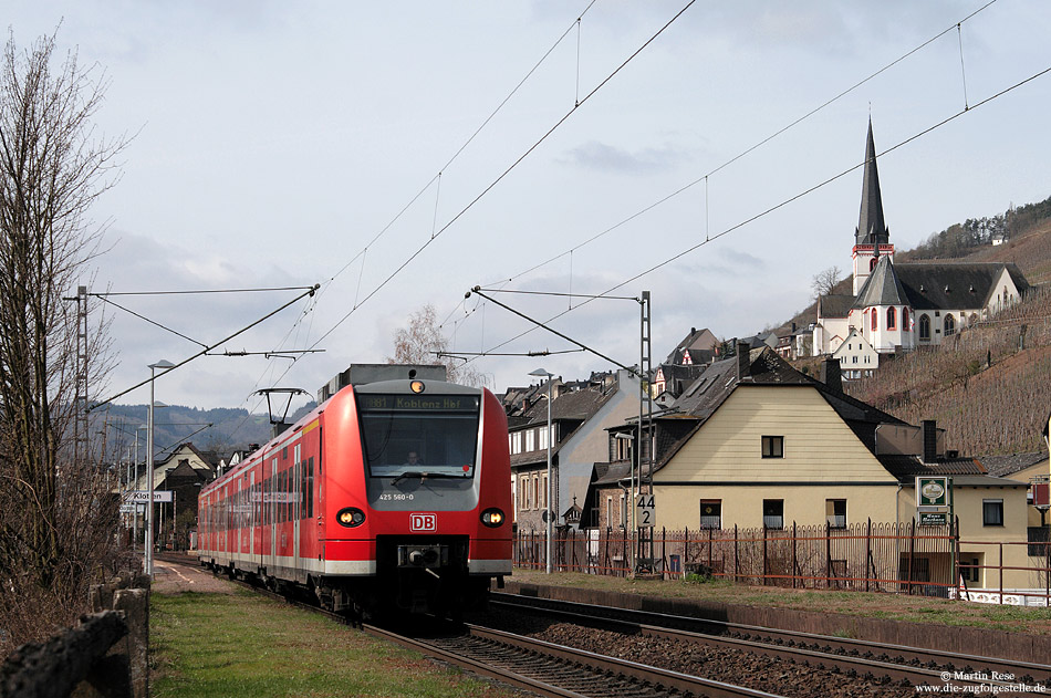 Als RB12219 fährt der 425 560 von Trier nach Koblenz und verlässt den Haltepunkt Klotten