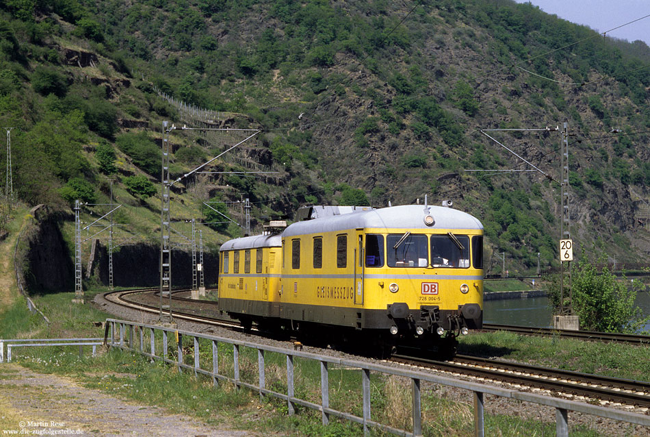 entlang der Moselstrecke: Gleismesszug 725 004 in Kattenes