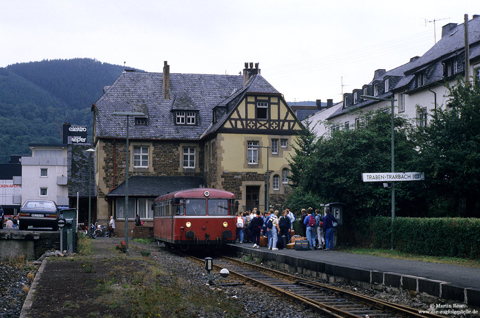 798 706 auf der Moselweinbahn am Endbahnhof Traben Trarbach mit Empfangsgebäude