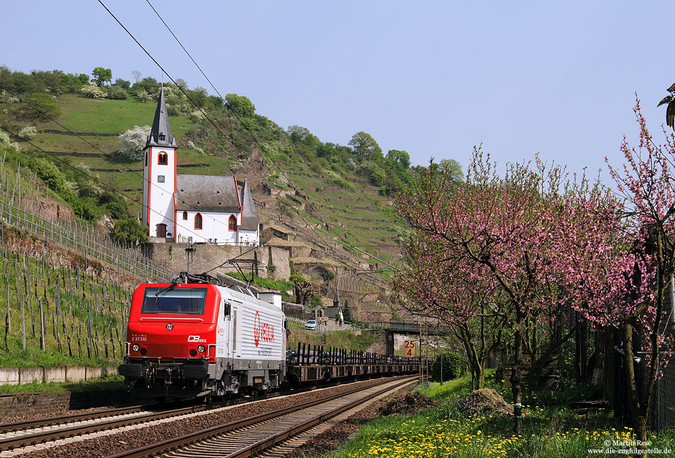 E37 510 der Veolia Cargo Deutschland mit einem Stahlzug in Hatzenport