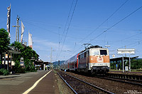 111 162 in S-Bahnlackierung auf der Moselstrecke, beim Halt in Wittlich Hbf