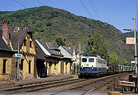 Mit einem leeren Autozug rollt die Hagener 140 279 durch Klotten in Richtung Ehrang