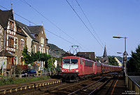 155 211 in orientrot am Haltepunkt Pommern auf der Moselstrecke