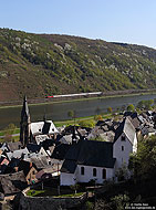 Sankt Aldegun an der Mosel mit IC137 auf der Moselstrecke im Hintergrund