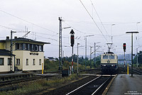 181 224 bei der Einfahrt in Wittlich Hbf mit Stellwerk