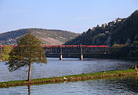 Erzzug mit 189-Doppeltraktion auf der Moselbrücke in Bullay