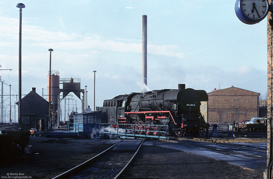 044 397 ex 44 2397 als fahrfähige Heizlok am 4.2.1992 im Bw Sangerhausen